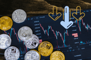 Monedas apiladas junto a gráficos y una flecha descendente, representando la caída de la inversión fija bruta y el leve aumento del consumo privado en México durante abril de 2025.