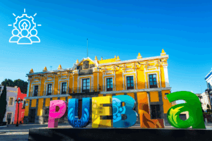 Vista panorámica de Puebla con letrero «Puebla» y gráfico alusivo al desarrollo tecnológico y sostenible