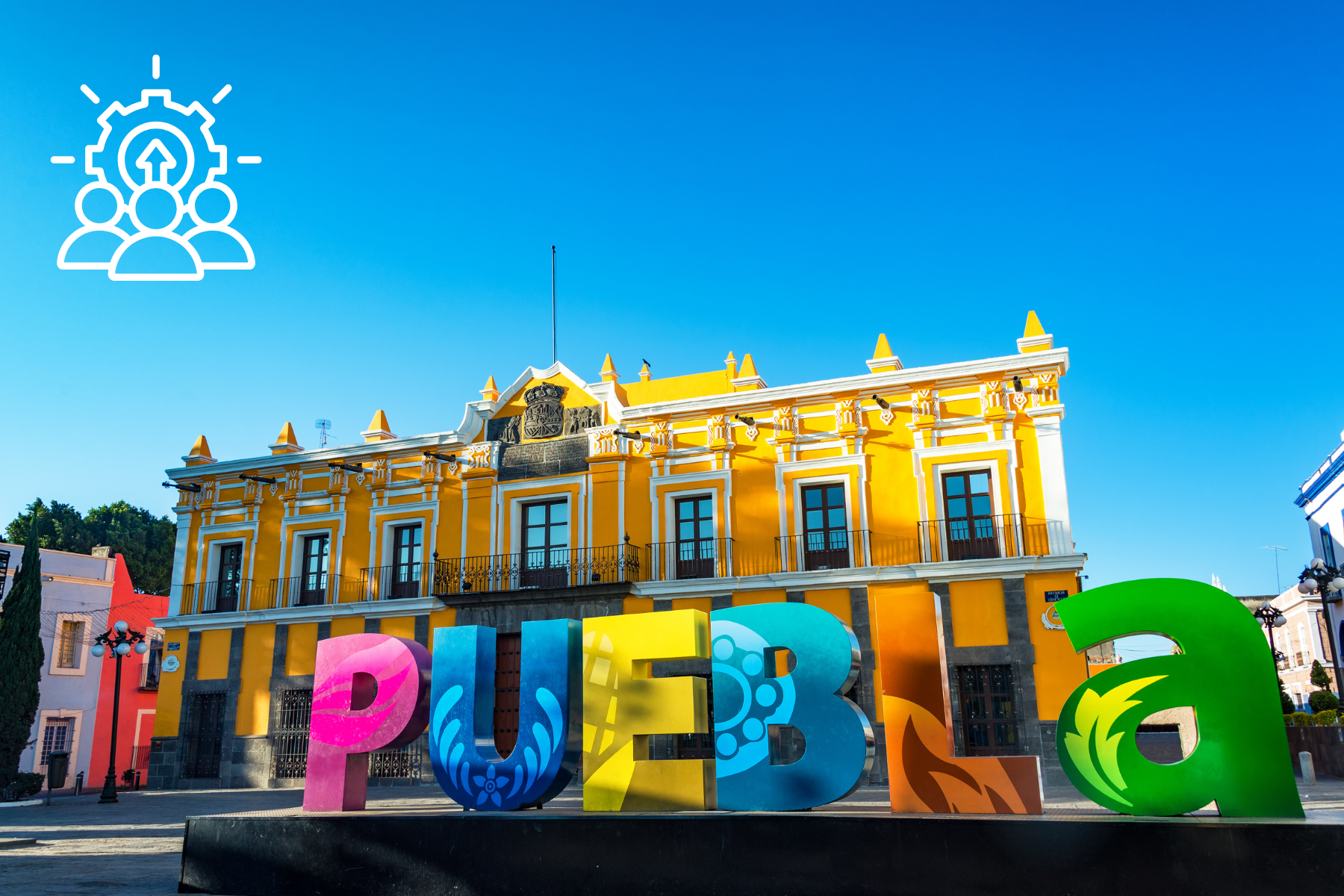 Vista panorámica de Puebla con letrero «Puebla» y gráfico alusivo al desarrollo tecnológico y sostenible