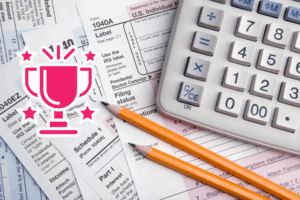 Documentos fiscales junto a una calculadora, con un gráfico ascendente que termina en un trofeo dorado, simbolizando el récord de recaudación alcanzado por el SAT en 2025.