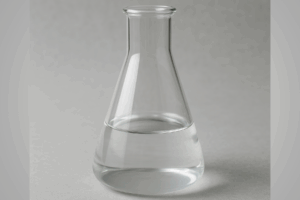 Frasco de laboratorio con solución transparente de sosa cáustica líquida sobre fondo neutro